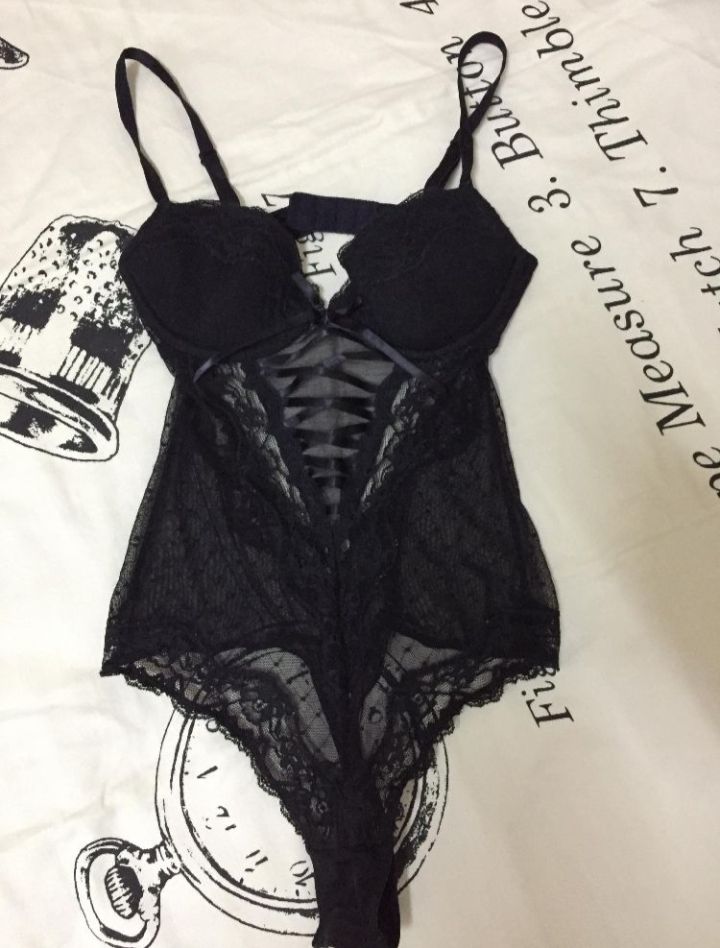 Lingerie h&m + string invisible o choix ( comme cadeau)