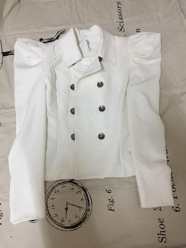 Veste a manches bouffantes, etat neuve  