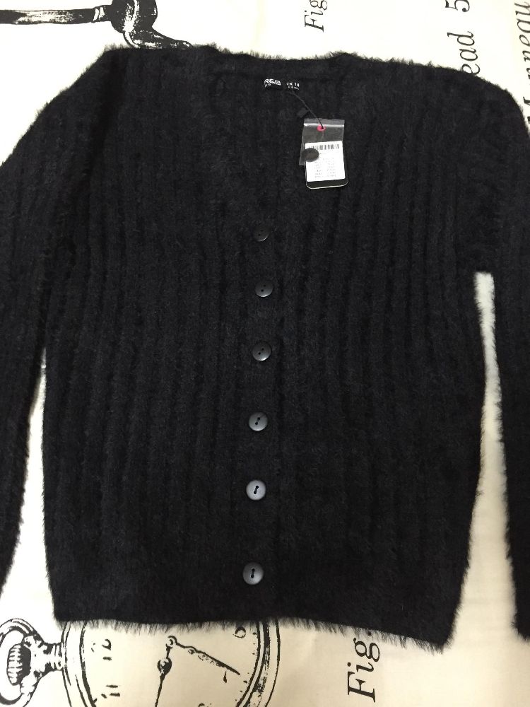 Cardigan noir , tres doux 