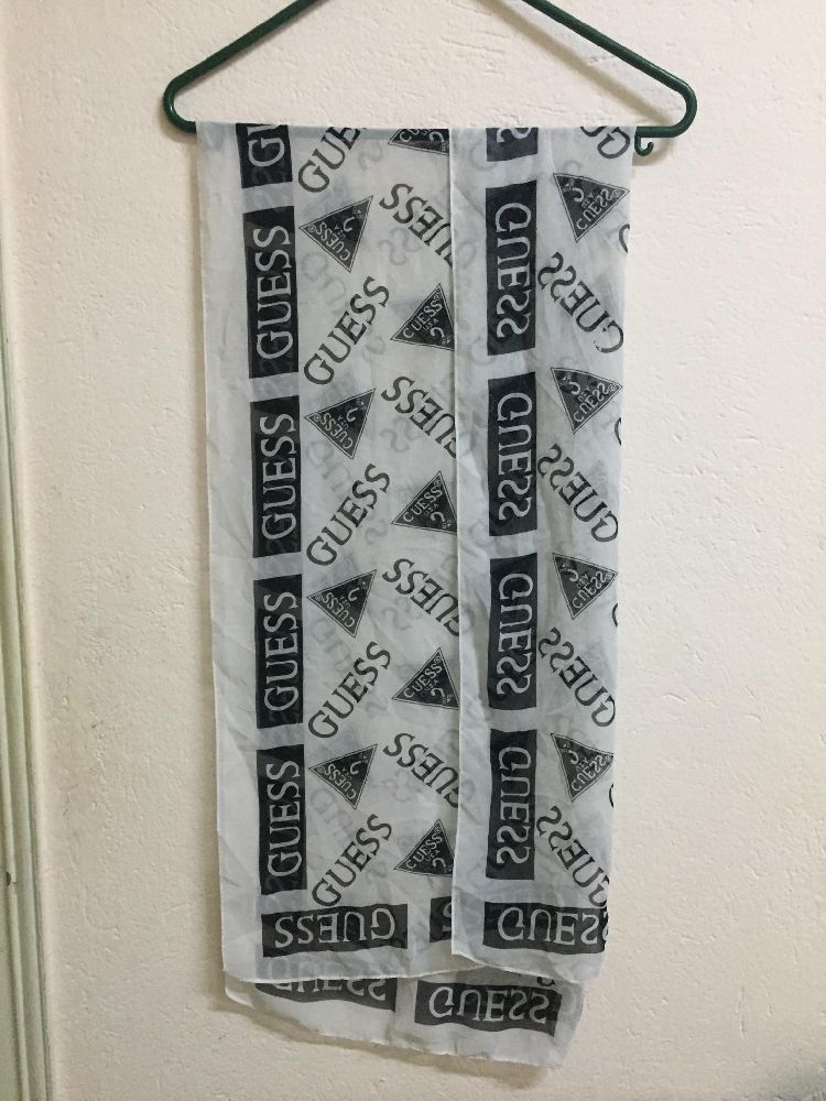 Écharpe leger Guess