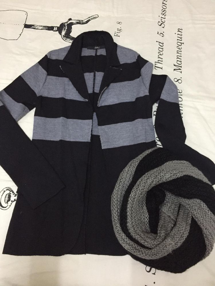 Gilet gris et noir , en laine + cache col 