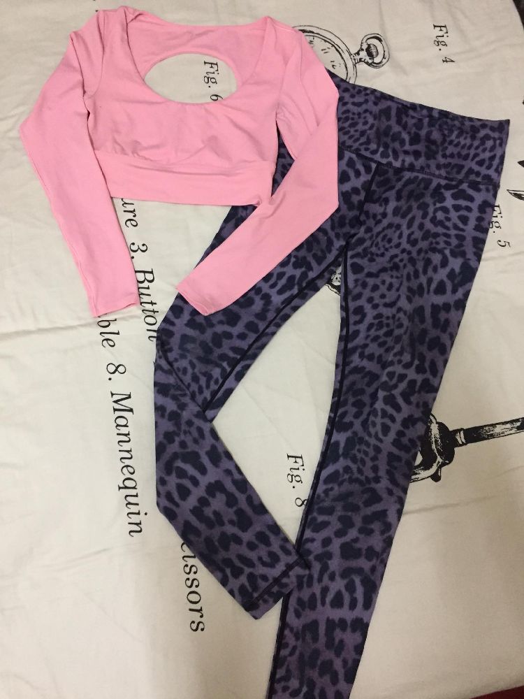 Tenu de sport , top neuf , pantalon en parfaite état 