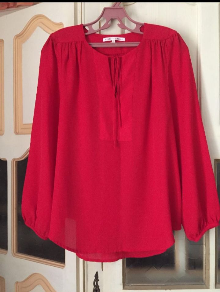 Chemise rouge vif , tghatti el derrière 
