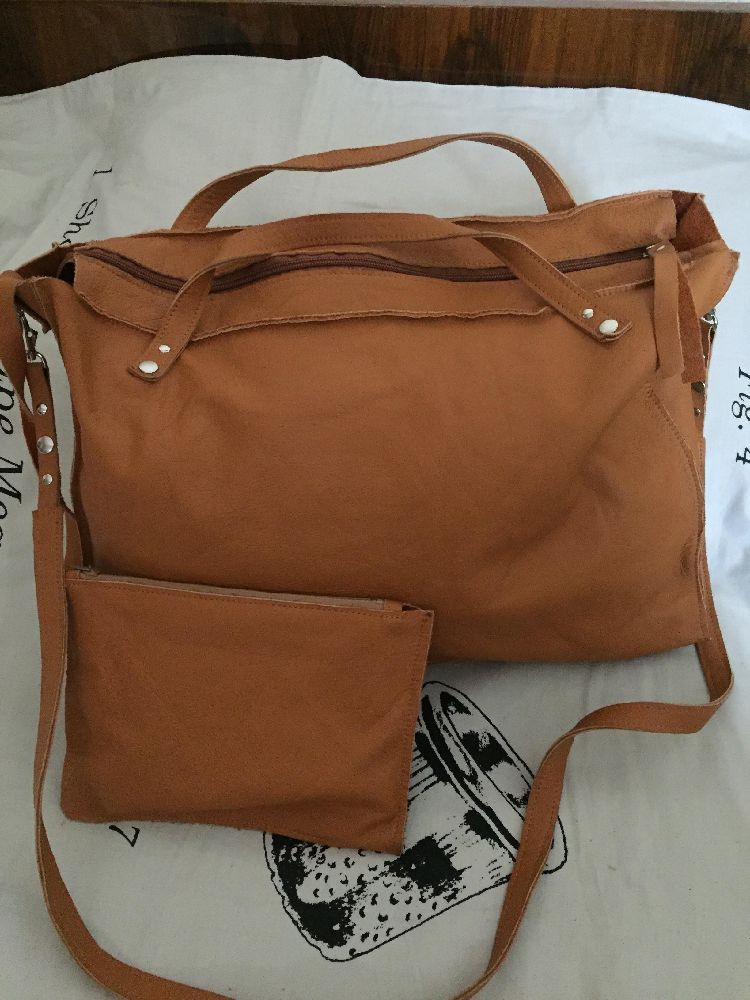 Grand sac en vrai cuir + petit pochette attachée a l intérieur 