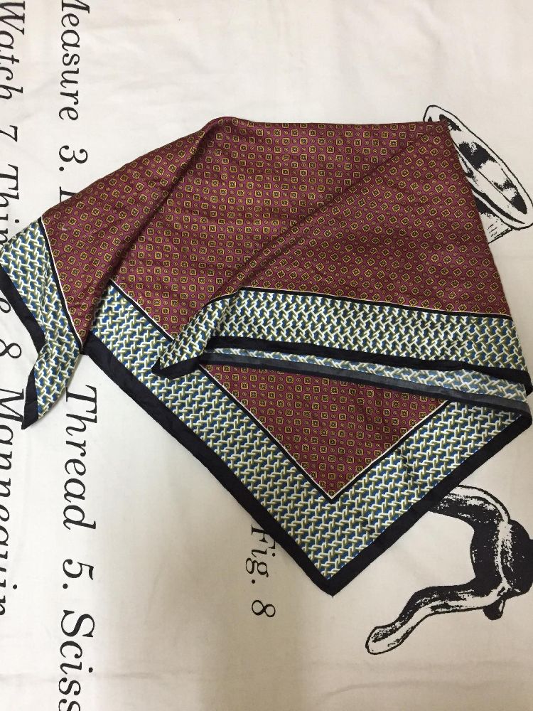Foulard   satiné ou en soie, pour le col ou sur un sac a main