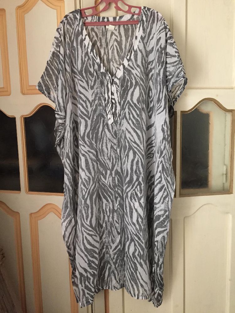 Robe de plage ( comme neuve) + cadeau  écharpe legere bta sif 