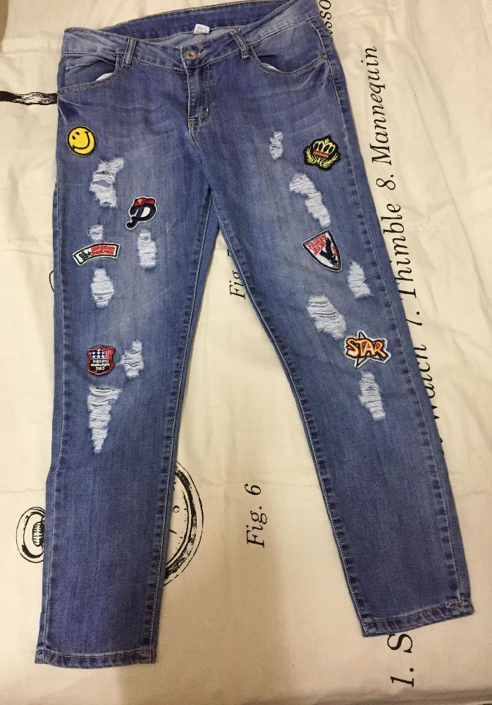 Jeans tres souple , avec stickers ( mizel jdid) 