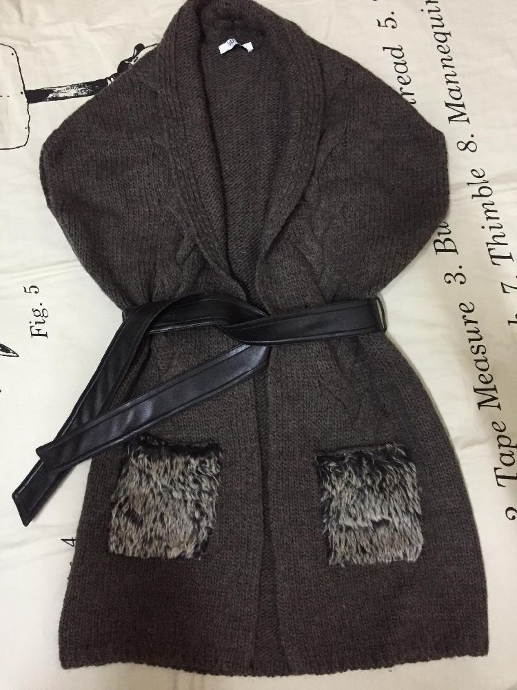 Gilet a grand maille , couleur grège, , de la marque de lux LIU.JO