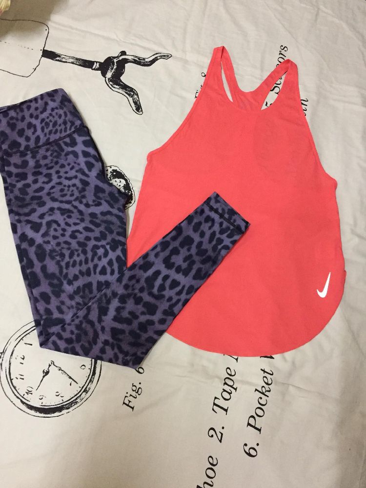 Tenue de sport : pull Nike neuf + leggings , autre marque ,en parfaite état 