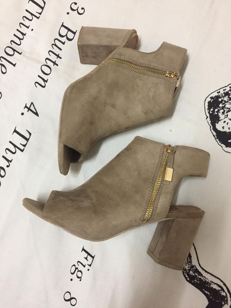 sandales  marque Ardene, importation France 