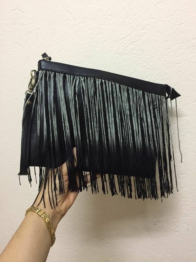 pochette en cuir  avec frange