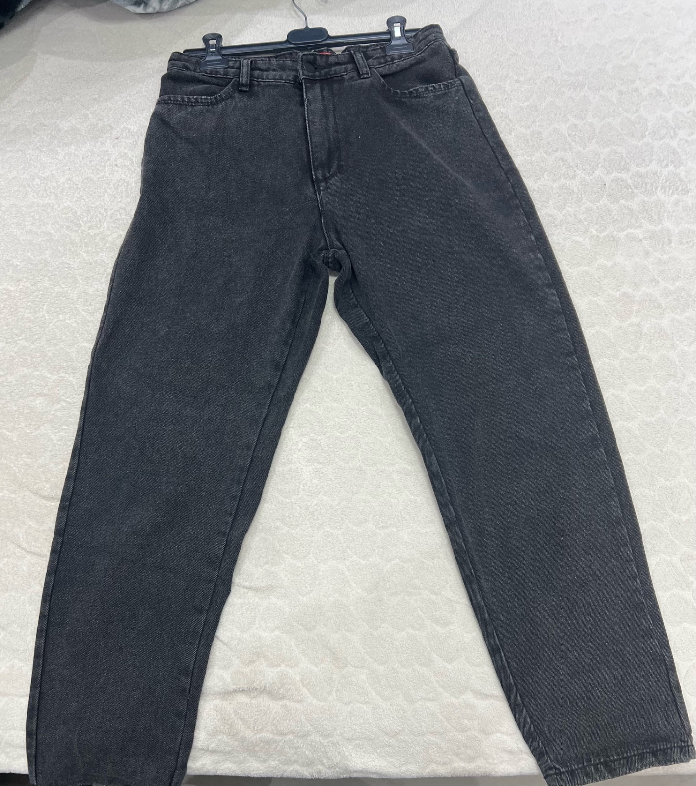 Un pantalonJean gris pour femme ,taille 40 ,etat neuf, la marque yolo jean