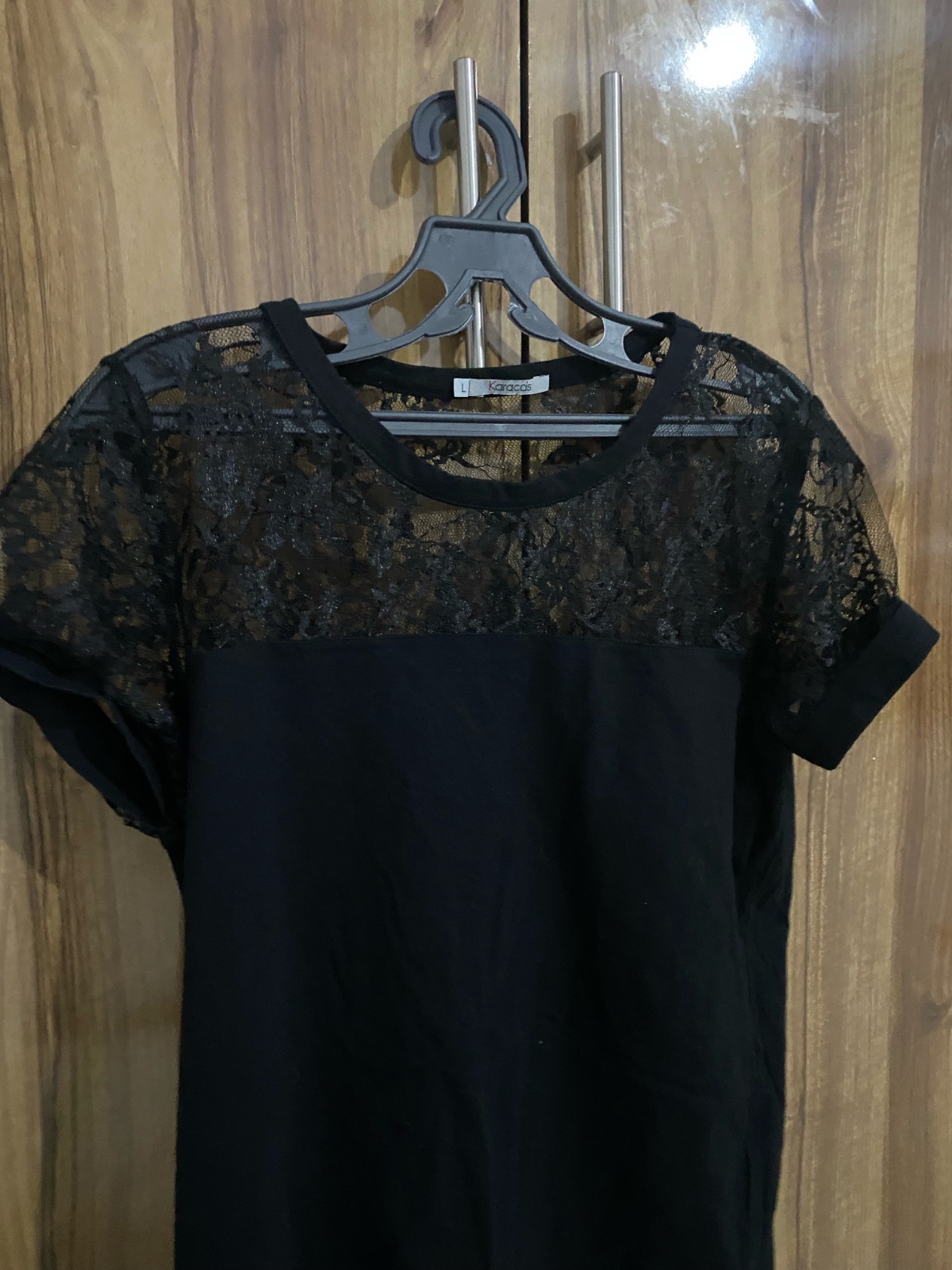 T-shirt noir avec de la dentelle