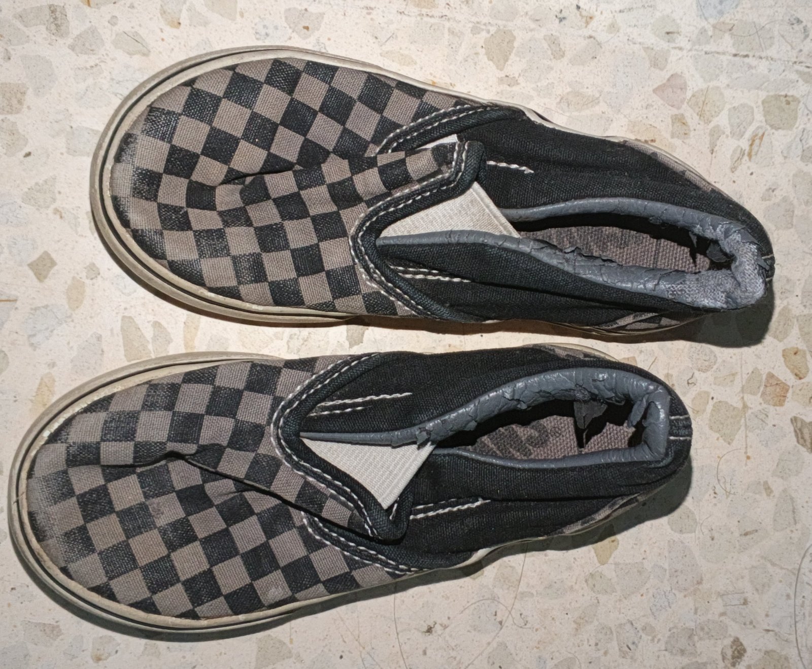 Lot chaussure garcon pointure 24+24.5 defaut ta9chir
