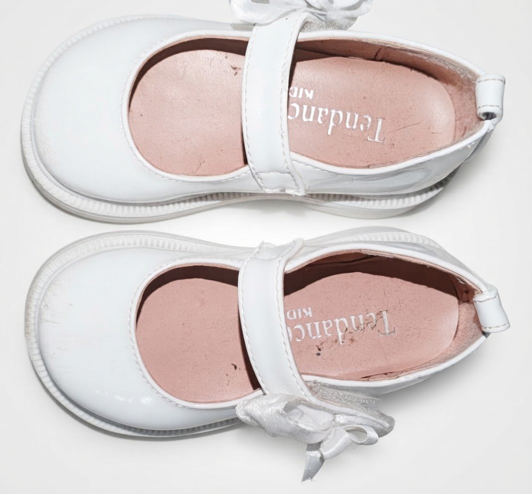 Chaussure fille blanc pointure 24 tres bon etat defaut chway ta9chir 