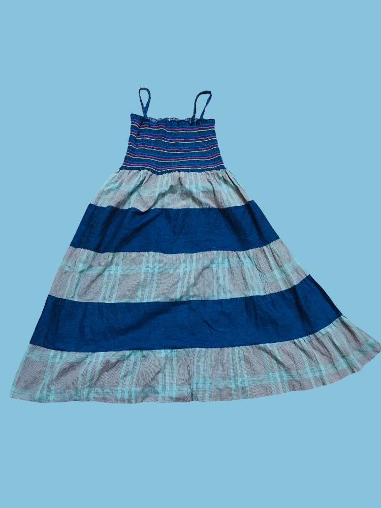 Robe en cloche avec bretelles.