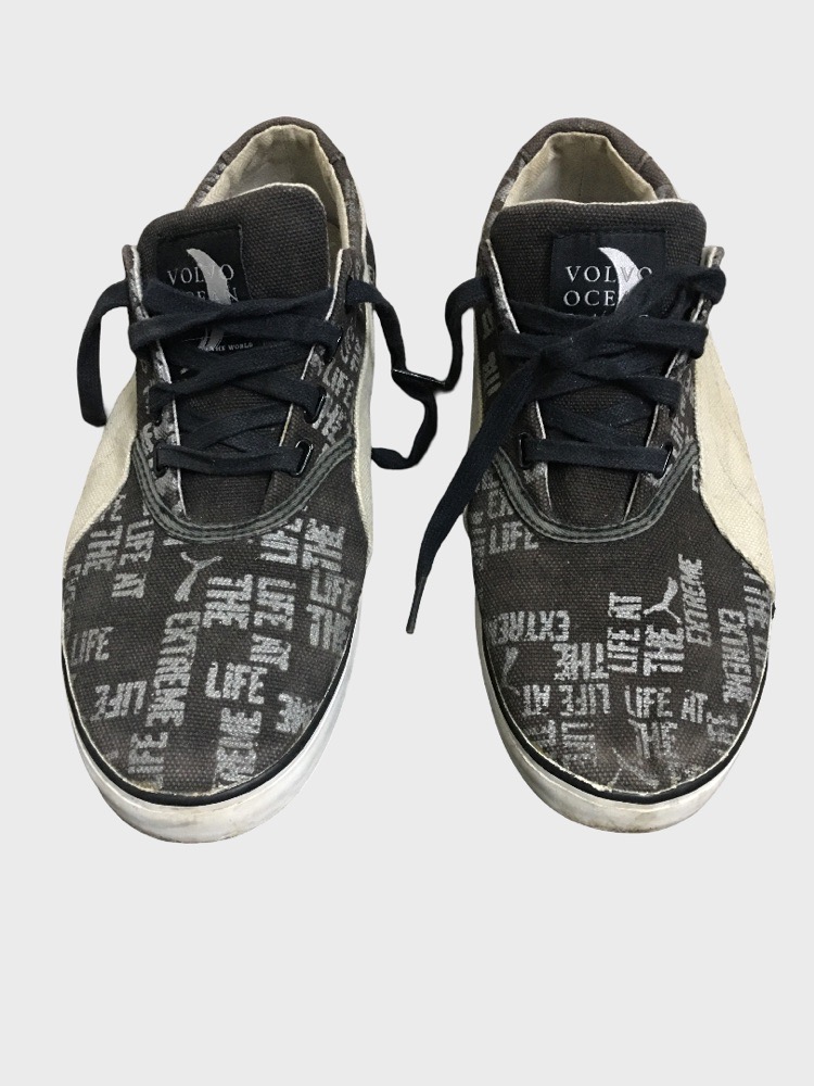 Sneakers pour homme en bon état.