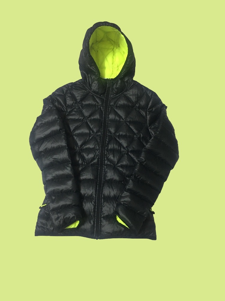 Doudoune à capuche pour femme.