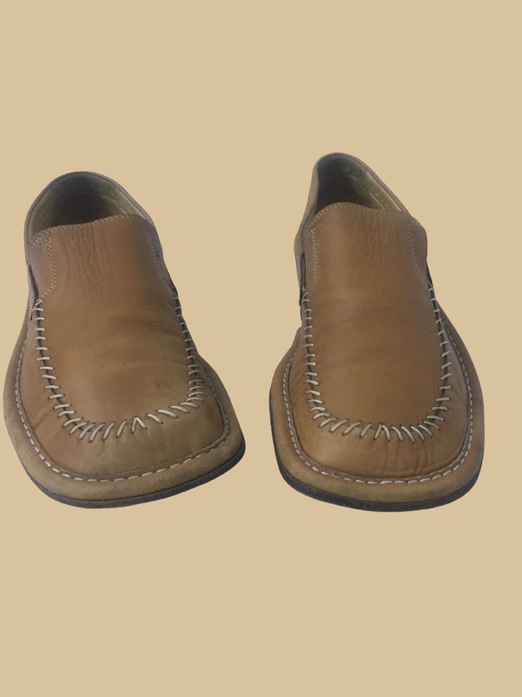 Une chaussure pour homme artisanale .