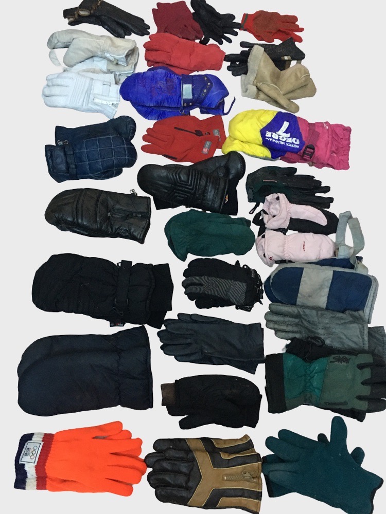 Lots d'une trentaine de paires des  gants .