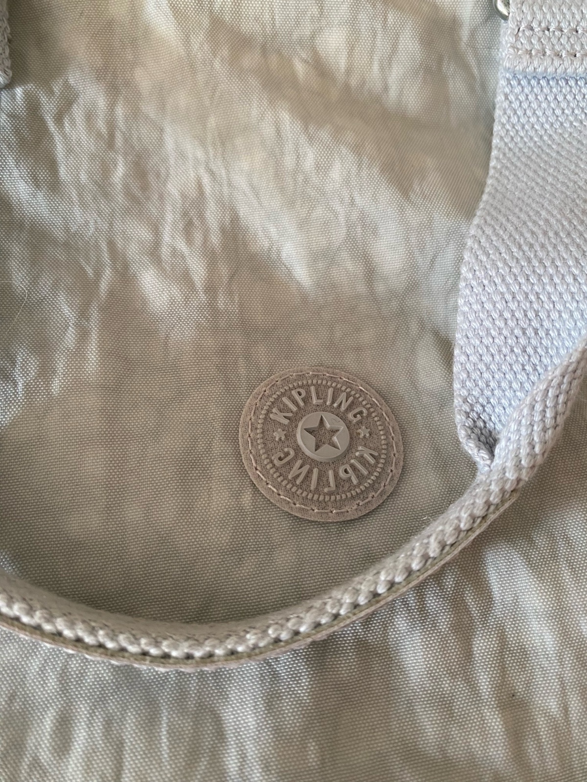 Une jolie sac marque Kipling