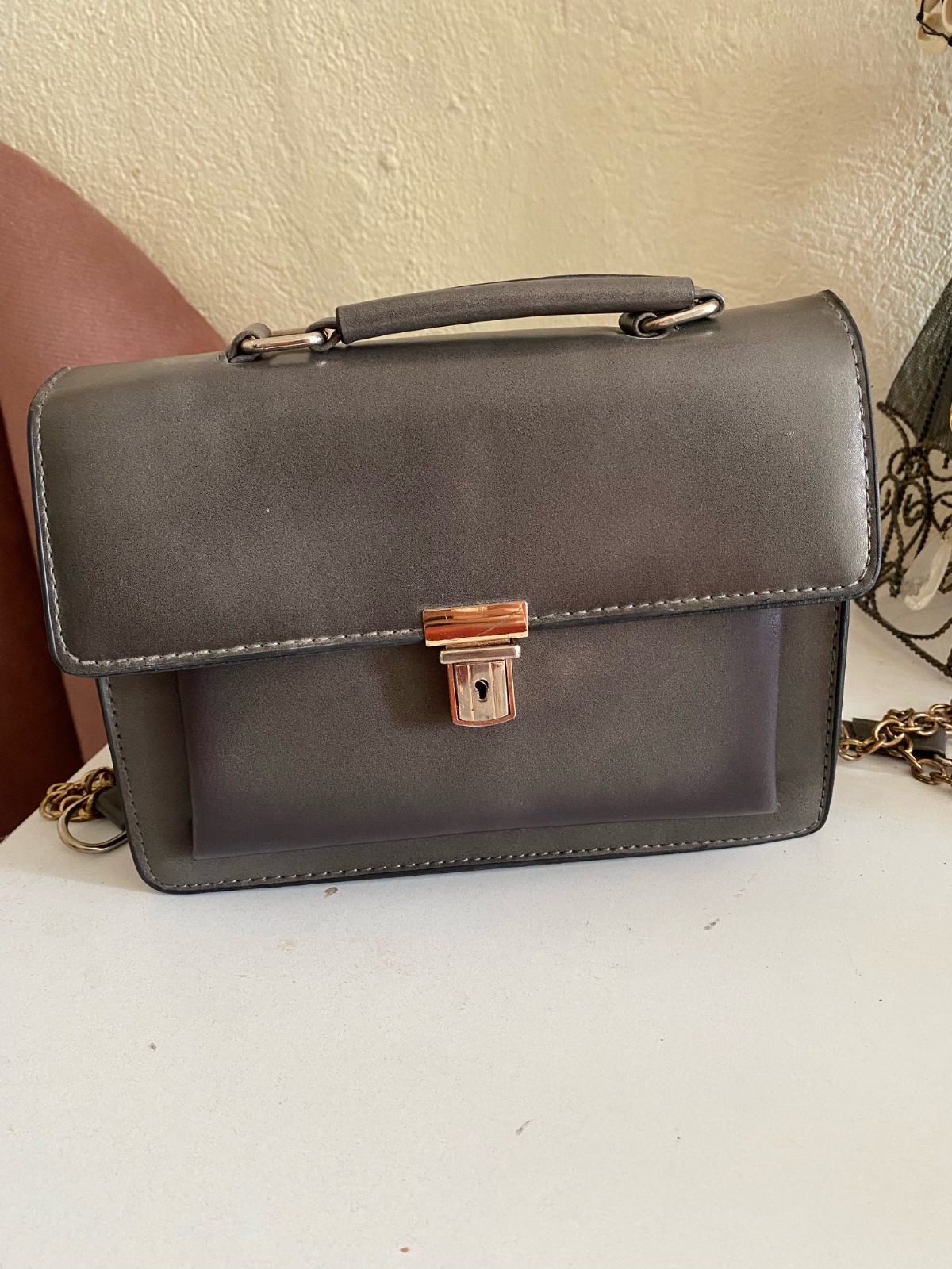 Sac avec bandoulières en simili cuir