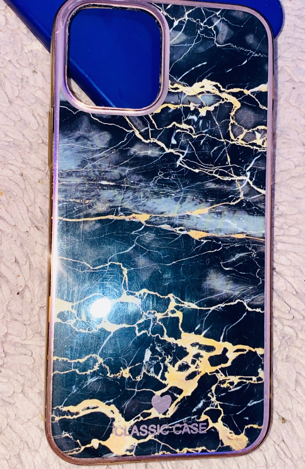 Cache iphone 12  disponible