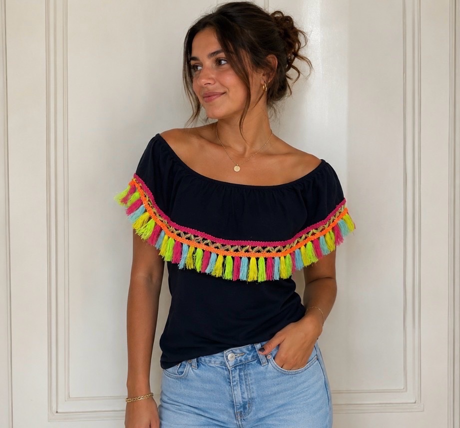 T-shirt bleu foncé à franges colorées 