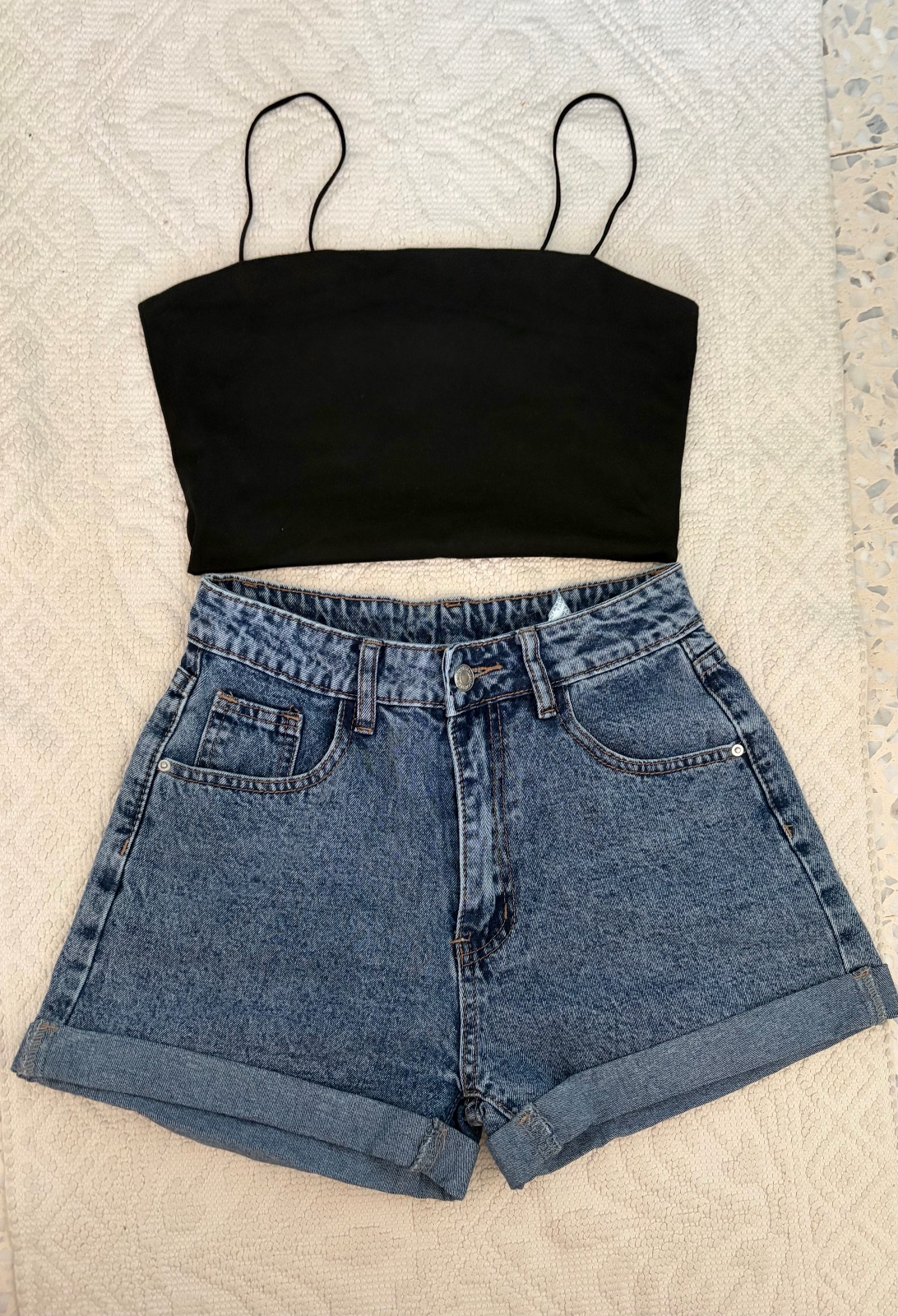 Short jean et top noire 