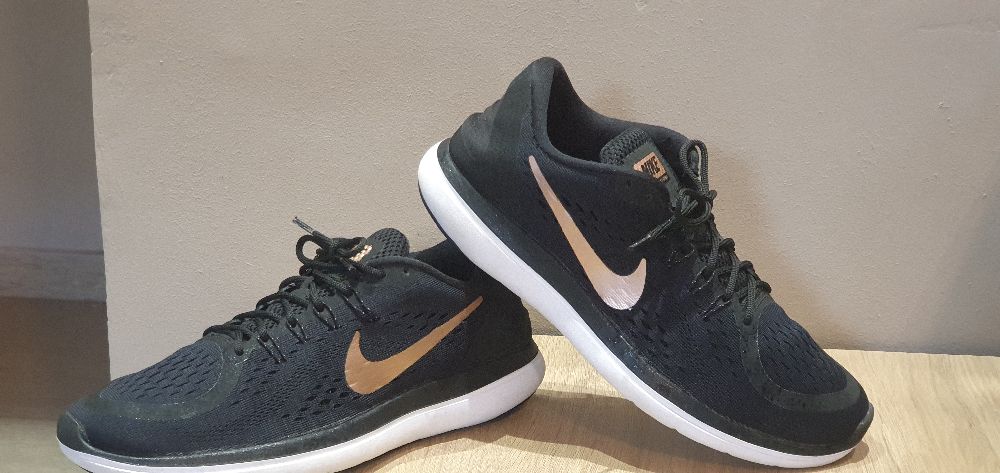 NIKE FREE