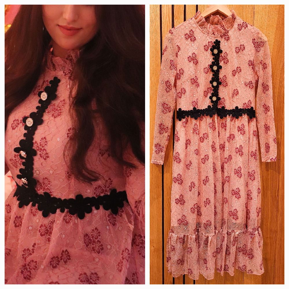 Robe mi-longue en dentelle ajourée 