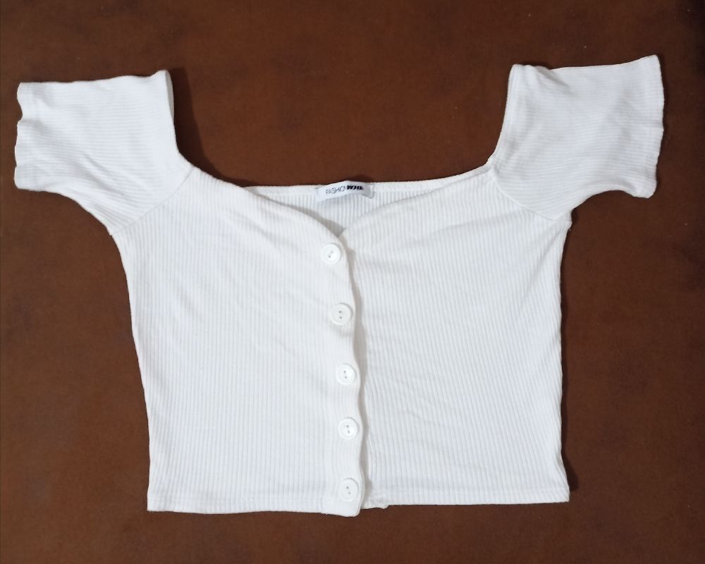 Crop top avec bouton fashion nova 