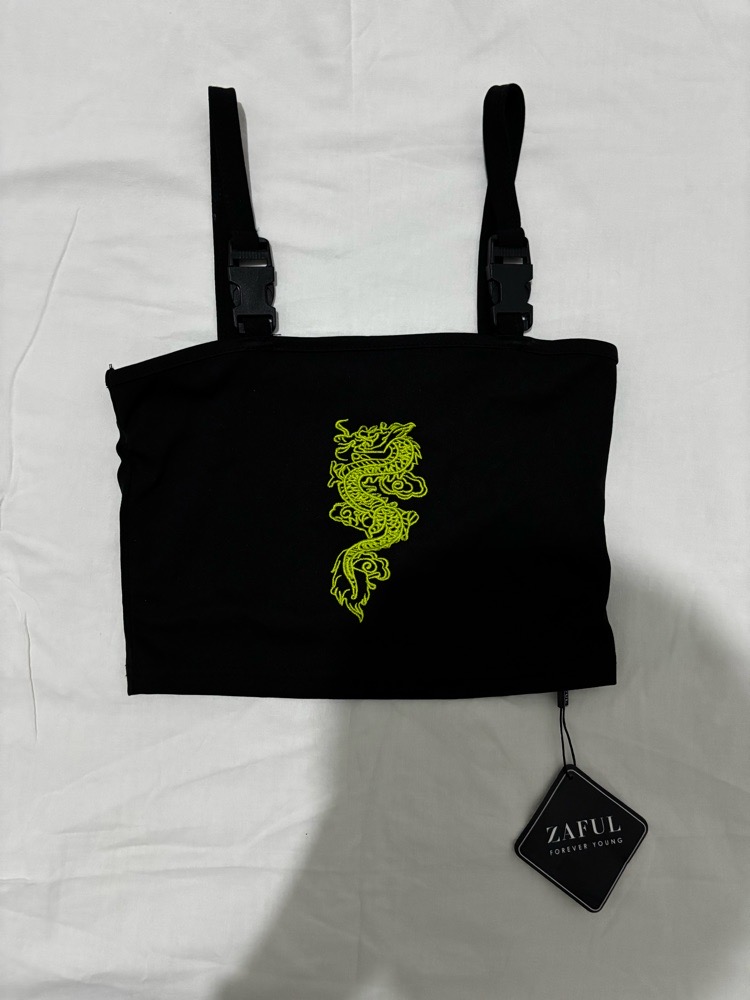 Top noir avec motif de dragon taille s de la marque zaful avec etiquette