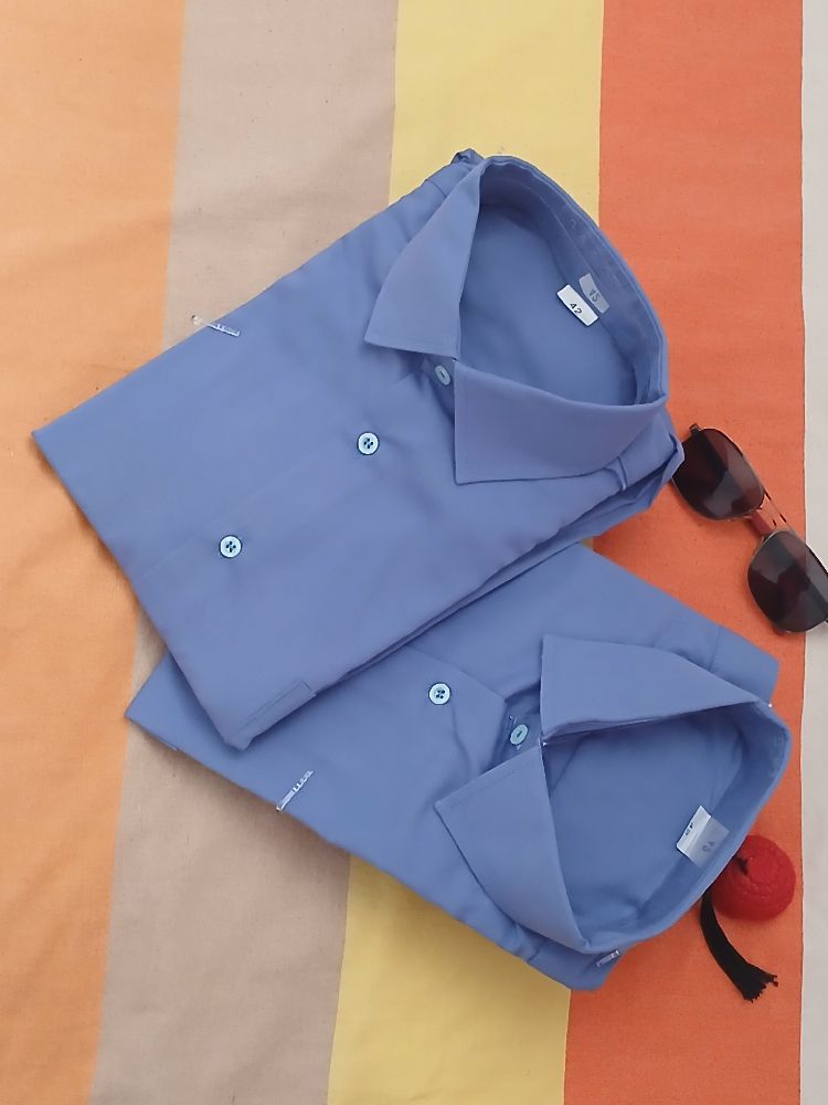 Deux chemises bleues neuves à 80 dinars… Faites le bon choix.
