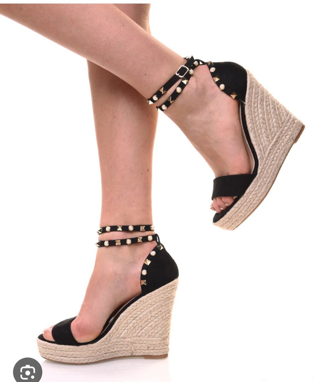   Sandales compensées MIX en cuir véritable, noires, avec détails cloutés argentés, bride réglable et semelle compensée effet corde. Élégantes et confortables. Yooo9tel berasmi ka3ba hlowa w très original khfiif w fih charm spécial