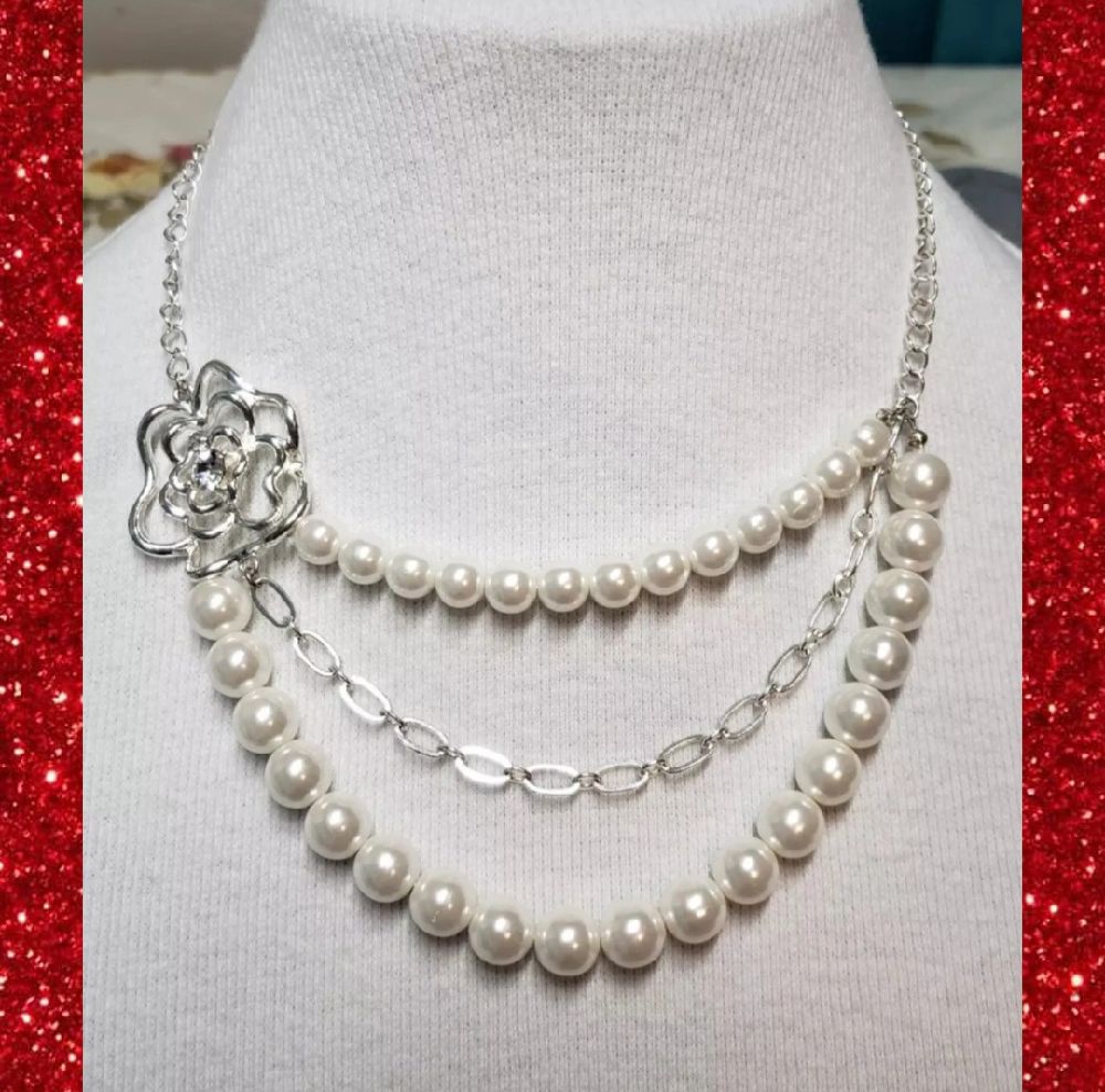 Collier motif fleure très élégant et féminin 