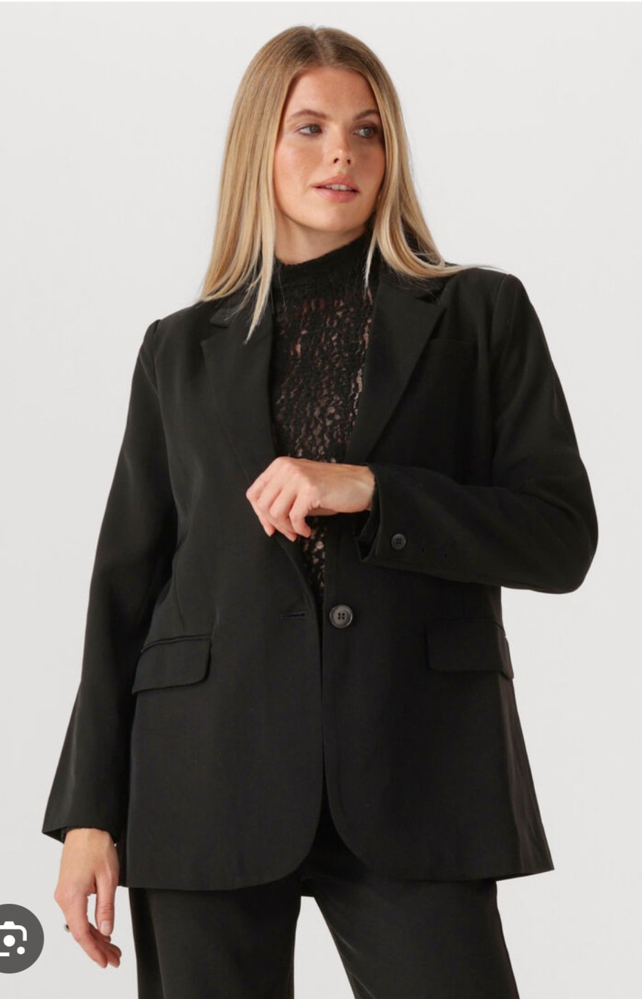 Haute qualité Blazer original couleur noir  ( jdida neuf couleur yhabbel en réelle) 3titkom les détails lkol magnifique l blazer et surtout midhkhma 3allekhr