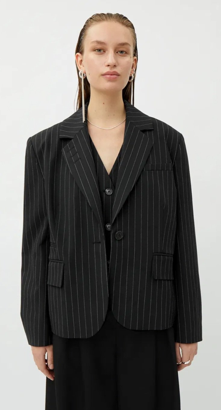 Veste marron chocolat profond coupe structurée, épaulettes, parfaite pour un style classe. Un coloris original et unique qui attire le regard.