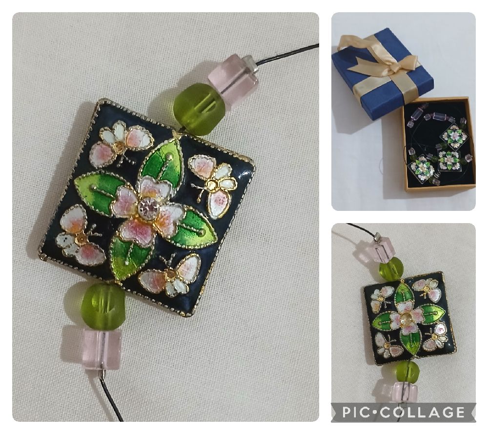 Féminin. Fin. Fascinant Le collier fin qui dit tout sans en faire trop."