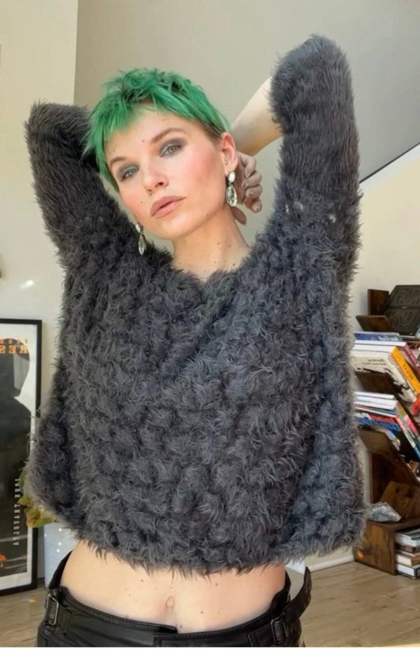 Neuf Pull court guess tricot pelucheux authentique taille  38 