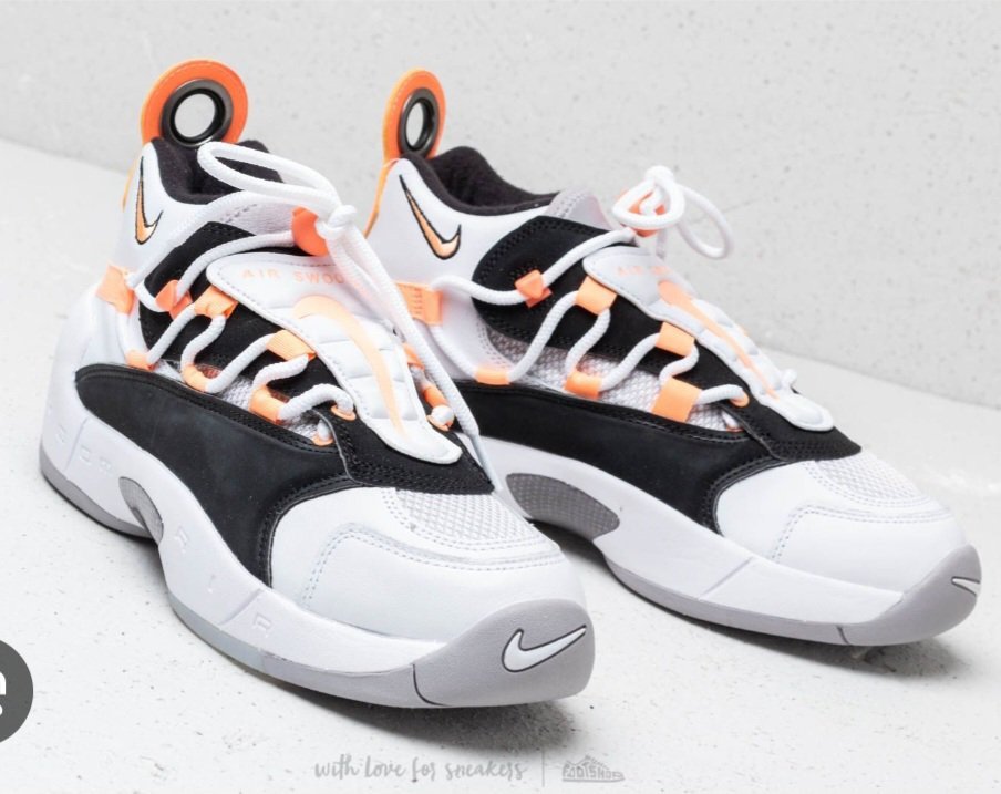 ZOOM Nike Air Swoopes II authentique Design rétro et sportif avec de superbes détails contrastés noir, blanc et orange. Zoom sur les finitions soignées, les lacets originaux et le logo Nike emblématique. Confort et style réunis.