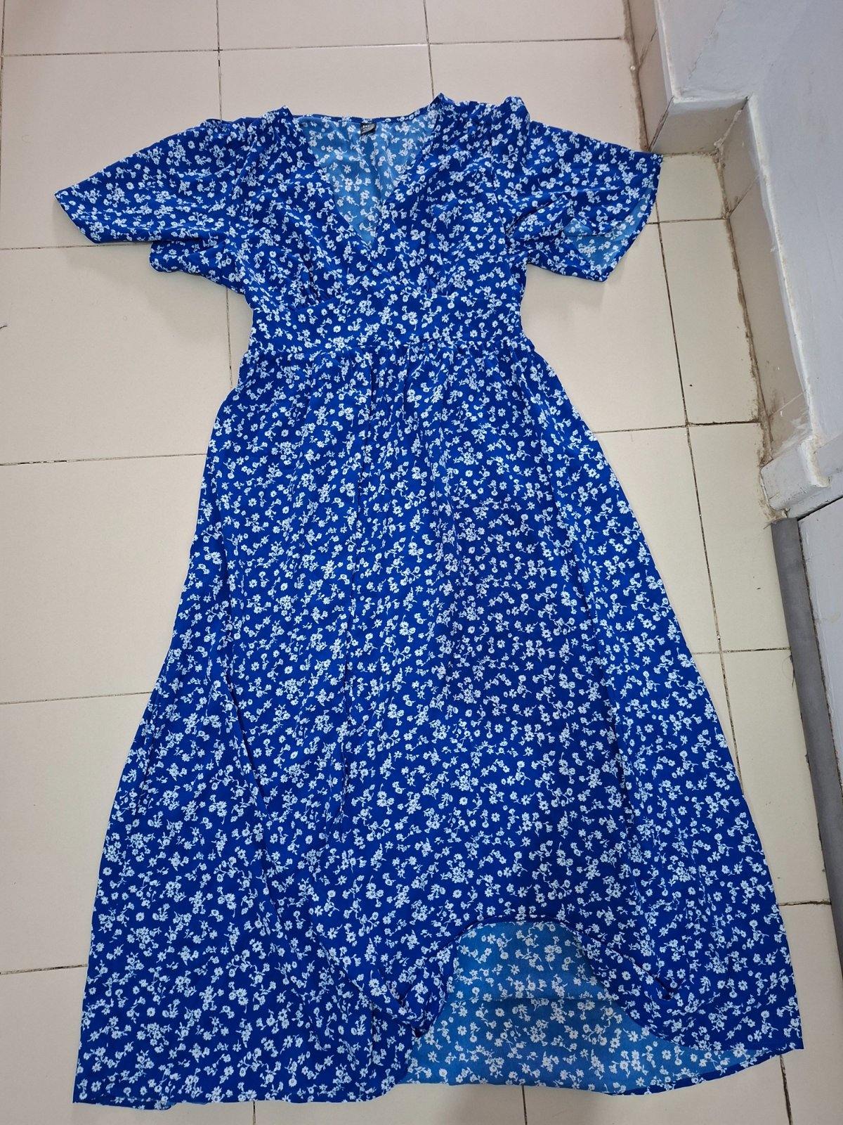 Robe fendue élégante à col V et motif floral