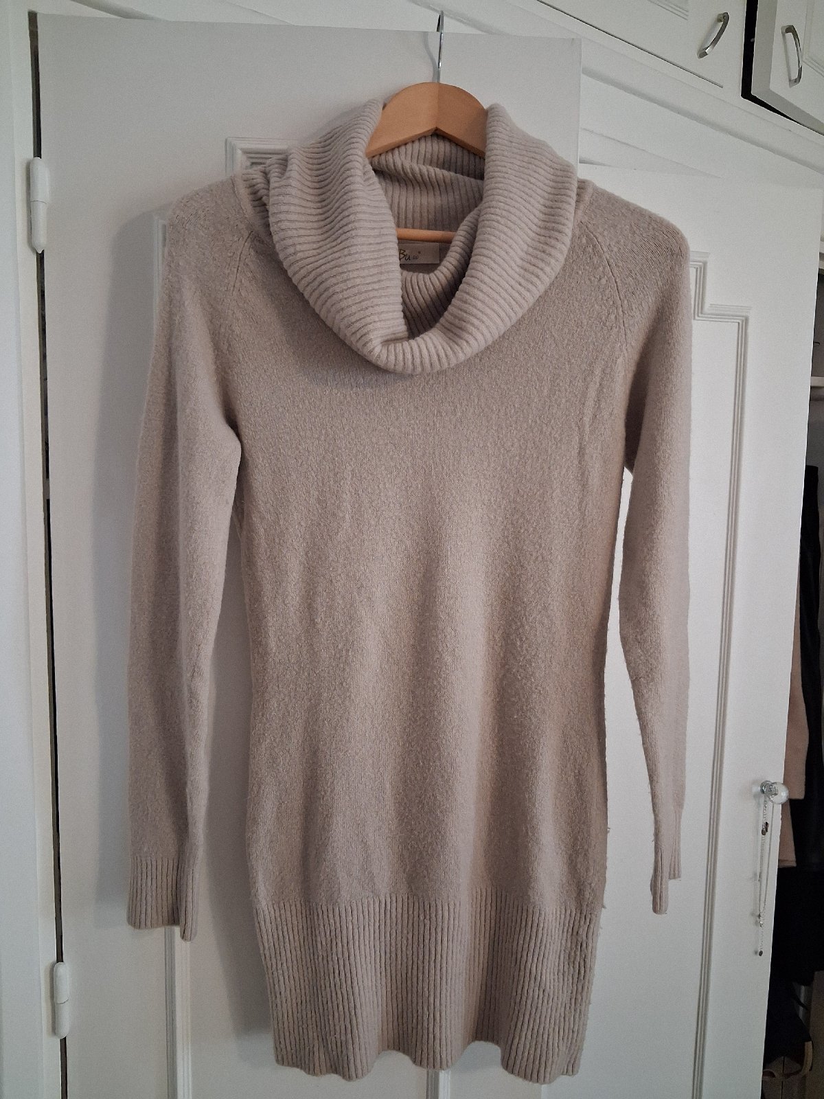 Pull long, très doux et chaud. 