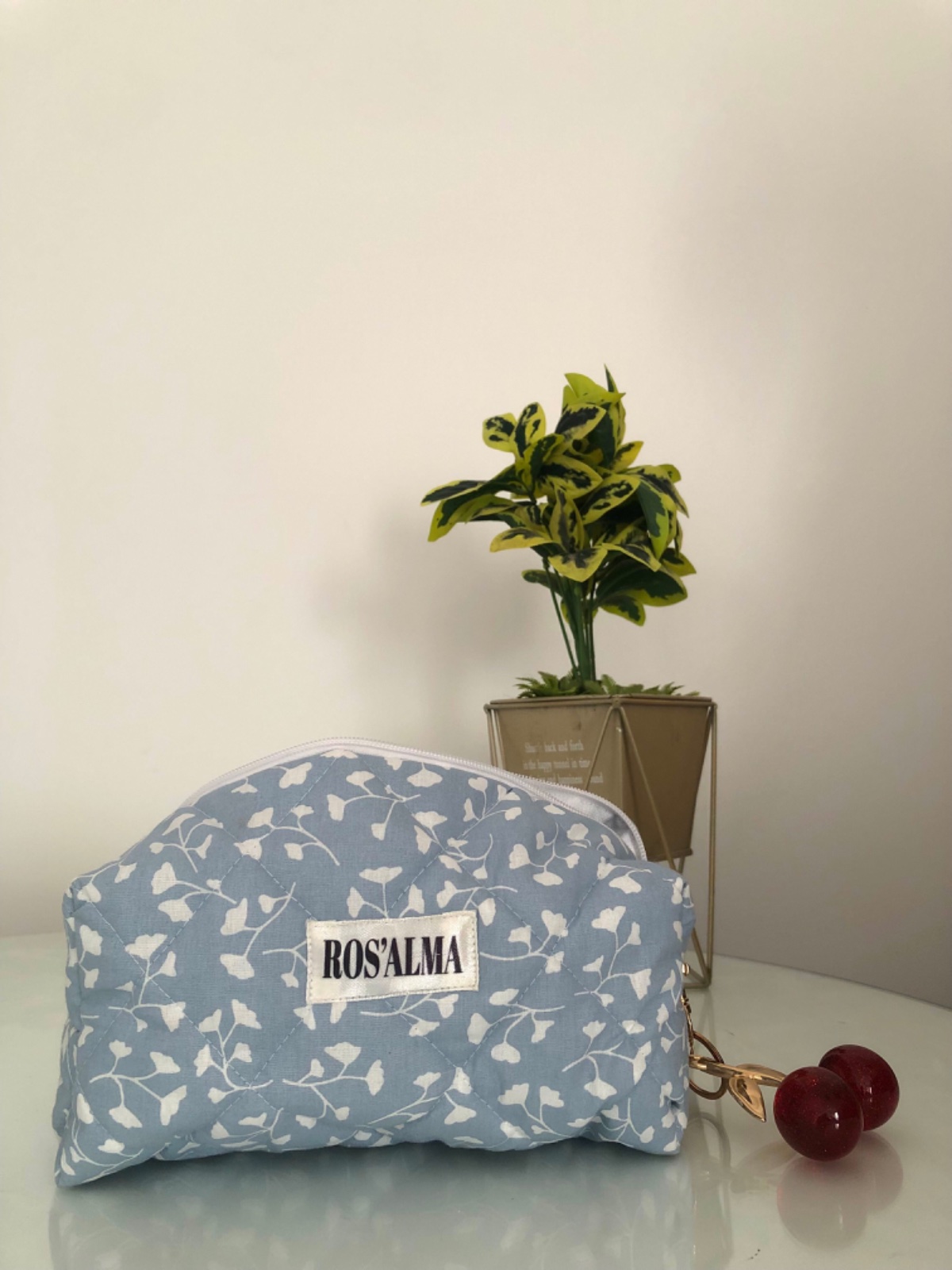 Trousse avec porte cle cerise 