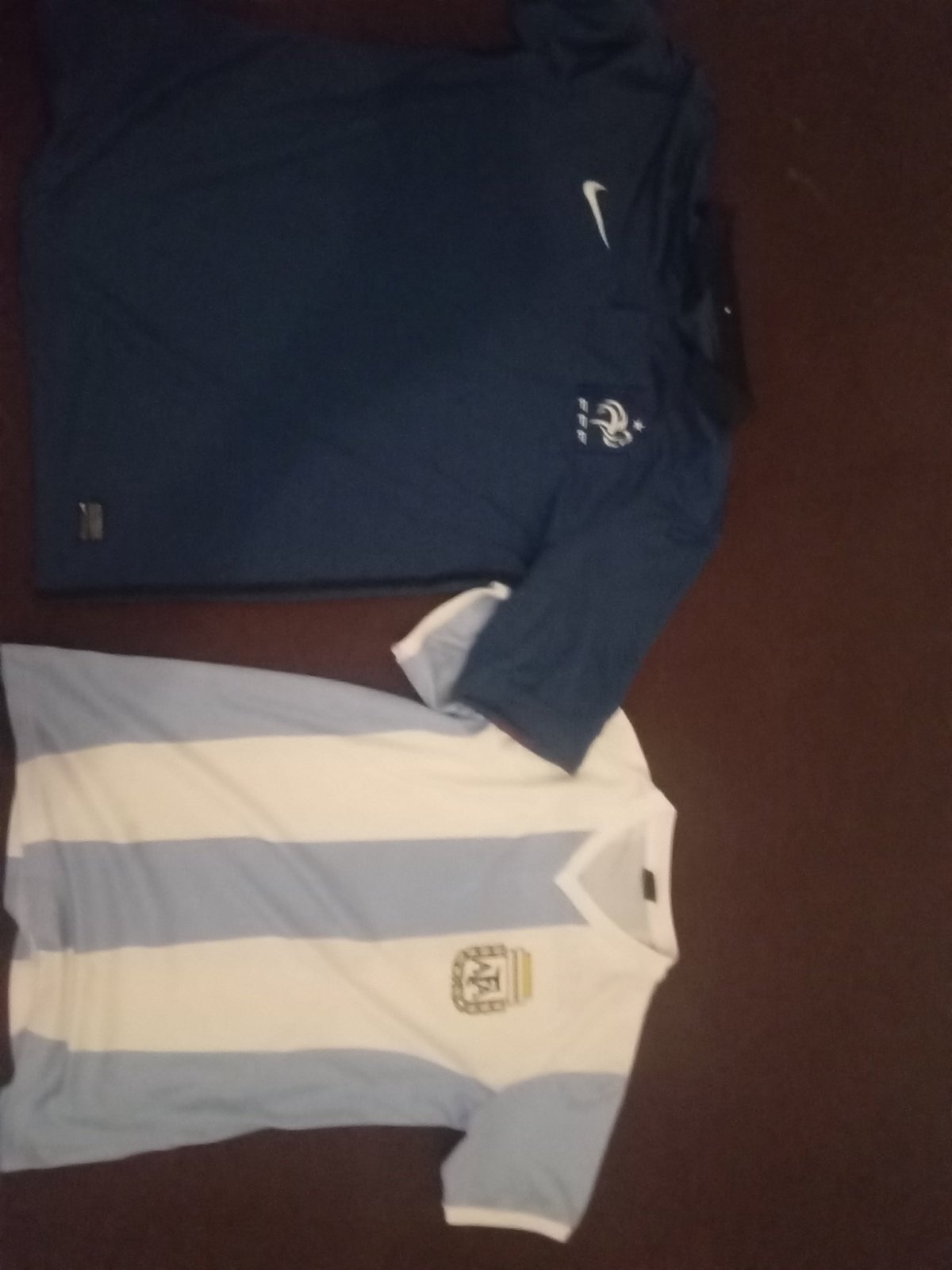 Lot de 2 maillots de football prix negociable