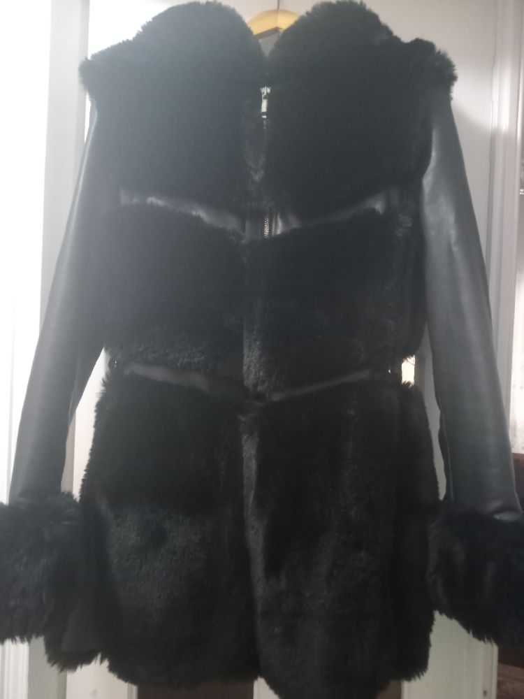 manteau noir fourrure 