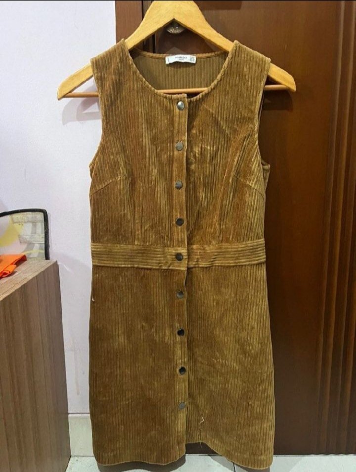 Une robe tablier en velours côtelé de la marque Mango