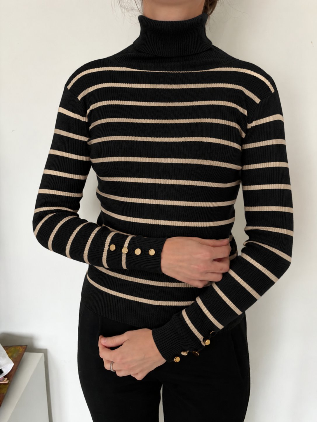 Pull col roulé noir boutonné doré 
