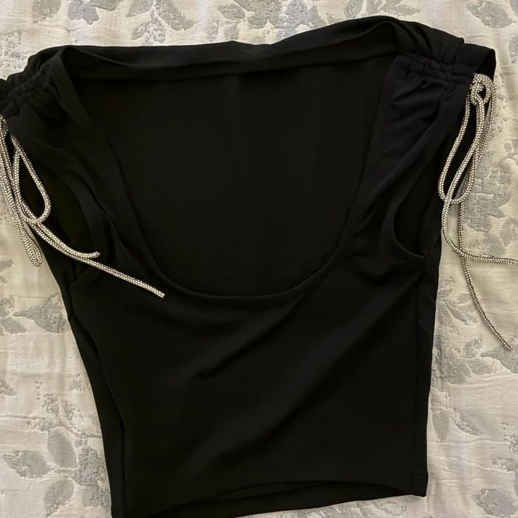 Top Bershka noir avec noeud en strass