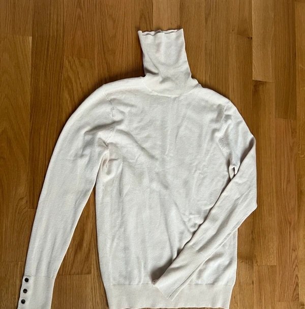Pull col roule blanc manches boutonné dore